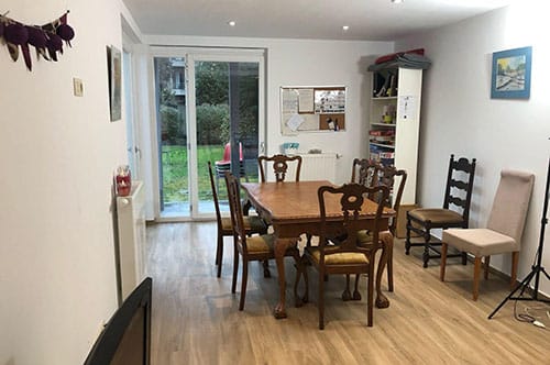 photo d'un table en bois avec des chaises dans une salle à manger